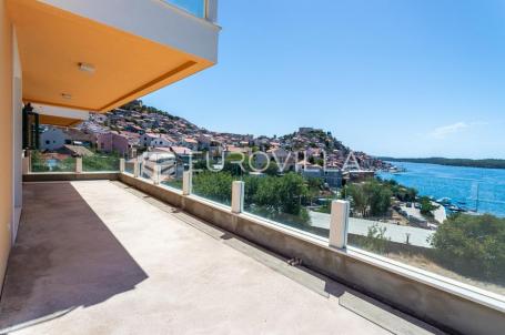 Šibenik, plaža Banj, prekrasan trosoban stan s pogledom na more, 128,30 m²