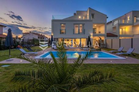 Istra, Poreč, luksuzna vila 244 m2 s bazenom i velikom uređenom okućnicom, pogled na more