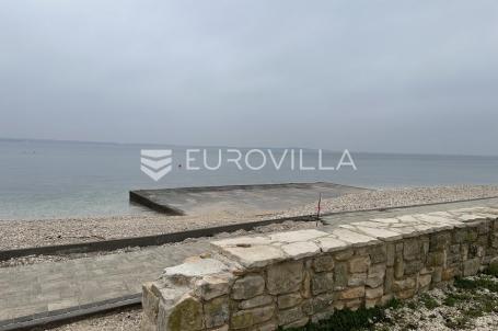 Istra, poljoprivredno zemljište 4400 m², prvi red do mora, legalizirani objekt