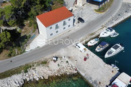 Brač, Selca, prvi red do mora kuća s apartmanima i poslovni prostor