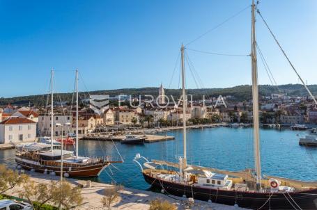 Brač, Supetar - zemljište s građevinskom dozovolom za gradnju stambene zgrade