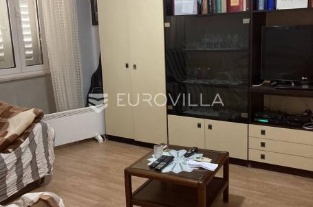 Centar Rovinja, kuća u nizu, 20 m do rive i mora, ogroman potencijal