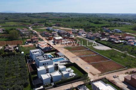 Istra, Kaštelir, građevinsko zemljište 4054m2 s projektom i pravomoćnom građevinskom dozvolom