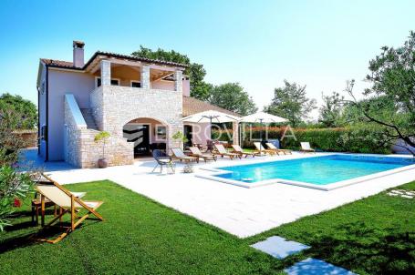 Istra, Marčana, prekrasna vila 280 m2 s teniskim terenom i grijanim bazenom 50 m2 