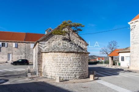 Brač, Nerežišća, građevinsko zemljište površine 2343 m²