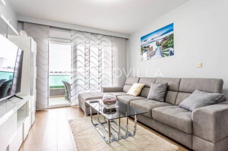 Makarska, uređen namješten stan 64,3 m² u novogradnji s pogledom na more