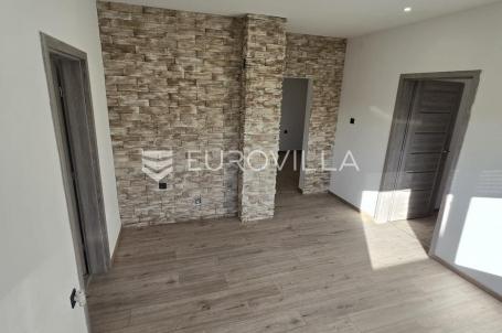 Lužani, Oriovac, Renoviran trosobni stan, 62 m²
