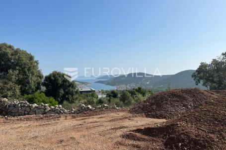 Vinišće, građevinsko zemljište, s pogledom na more