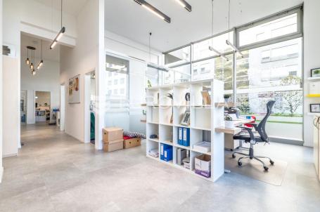 Špansko odličan ulični poslovni prostor lokal 131 m² i 2 garažna mjesta