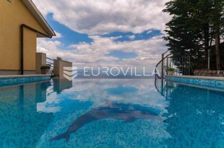 Lovran, Prostrana vila s tri stana, bazenom i spektakularnim panoramskim pogledom na more