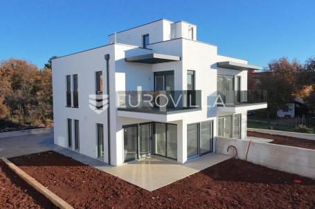 Istra, Novigrad, NOVOGRADNJA, dvojna kuća 500 m od mora 