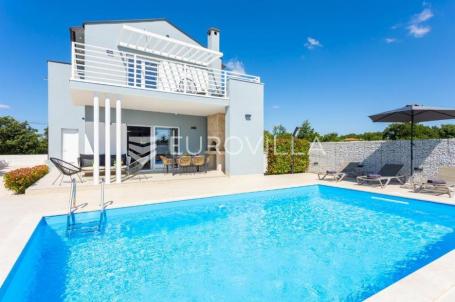Istra, Svetvinčenat, moderna i elegantna vila 230 m², na uređenoj okućnici