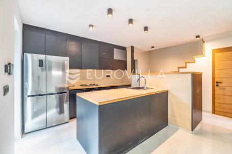 Samobor, centar, kuća površine 144 m²