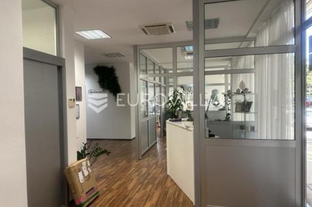 Istra, Pula, atraktivni poslovni prostor 129 m² u prizemlju, Riva, Ravenska ul. 3