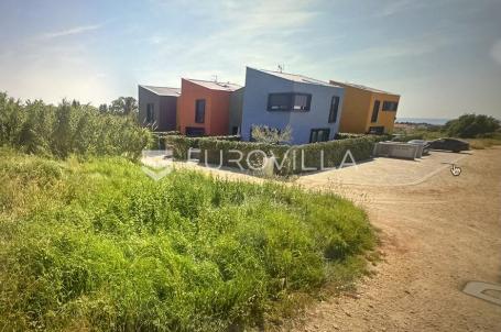 Poreč, moderna kuća u nizu A5 s vrtom i bazenom, 120 m²
