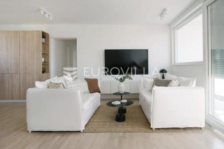 Zagreb, Kvatrić, luksuzan četverosoban stan, 93 m²