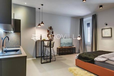 Pula, prvi red do mora, višesoban stan, neto korisna površina 129 m²