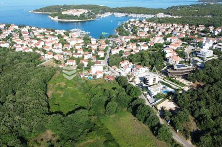 Pula, Pješčana Uvala, lijepa građevinska parcela 756 m² okružena zelenilom, 350 m od mora
