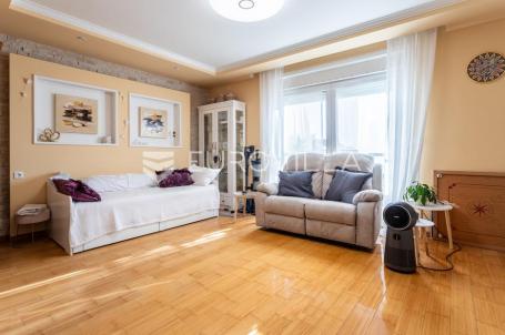 Vodice, prekrasna kuća sa apartmanima i bazenom