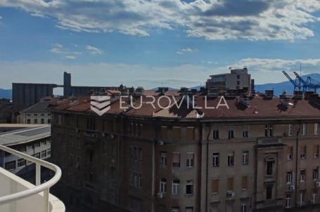 Rijeka, Centar, četverosoban stan s tri balkona i privatnom garažom