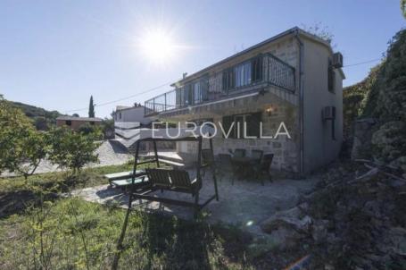 Šolta, Stomorska, samostojeća kuća površine 100 m²