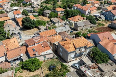Otok Korčula, Blato, dvojna kuća u centru mjesta