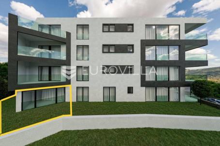 Opatija, trosobni stan u prizemlju s vrtom, NKP 95 m2, vrt, garaža