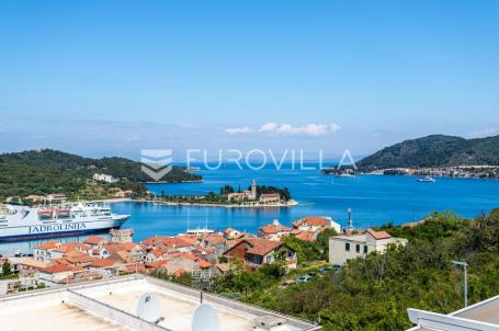 Vis, atraktivna kuća 311 m² stambenog prostora, položena na zemljištu površine 2027 m2
