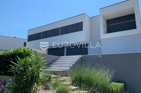 Krk, luksuzna vila od 260m2 na parceli od 885m2