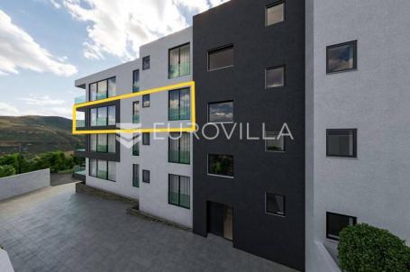 Opatija, trosobni stan na drugome katu, NKP 80 m2, garaža