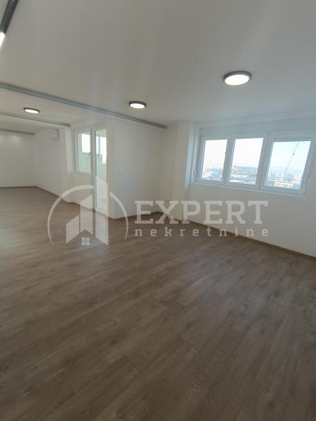 Izdaje se poslovni prostor 229m2 u strogom centru grada