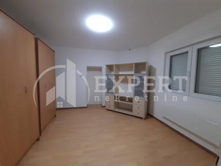 Izdaje se kuća za poslovni ili stambeni prostor, centar, 50m2