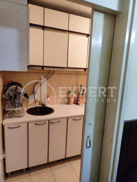 Izdaje se stan na Crvenom pevcu