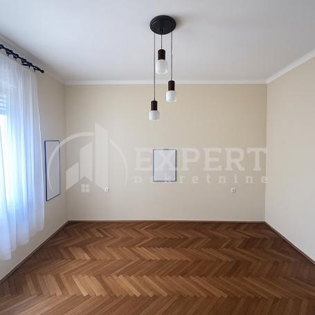 Izdaje se poslovni prostor u centru, 100m2