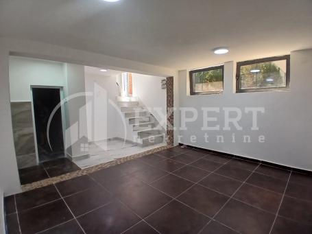 Izdaje se renoviran poslovni prostor u centru grada, 30m2