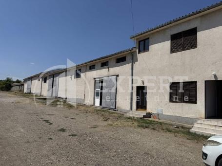 Izdaje se poslovni prostor u Merošini, 713m2, plac 2.273 m2