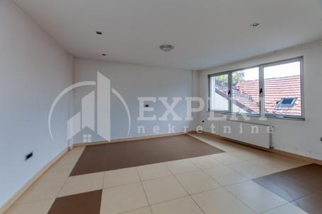 Izdaje se poslovni prostor u strogom centru grada 45m2