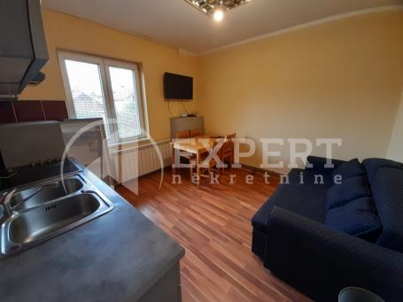 Izdaje se stan u kući u Donjoj Vrežini, preko puta naselja Beverli Hils, 45m2