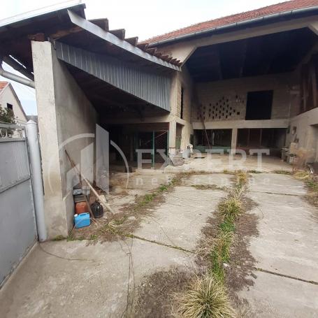 Odličan, pomoćni ekonomski  objekat, 176m2, na placu 2.75ari, ozakonjen, Čečina