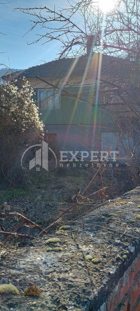 Fina porodična kuća, 80m2, pr+1, plac  366m2, sa celokupnim imanjem od 3.7ha, Krastavče