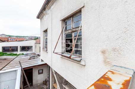 Stambeno - poslovna  zgrada  za  adaptaciju, centar, plac 490 m2, pod objektom  438 m2