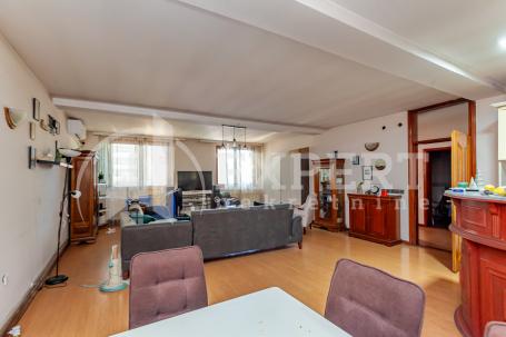 Stambeno - poslovna  zgrada, kod  autobuske  stanice,  ulični lokal 250 m2, stan 95 m2, mogućnost  n