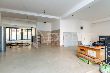 Lokal  u  prizemlju  novogradnje, strogi  centar,  165 m2  u  dva  nivoa + 70 m2 (bašta)