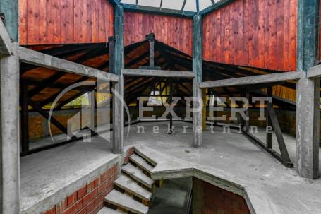 Poslovno stambeni objekat, 1200 m2 na 15 ari placa, Crveni Krst
