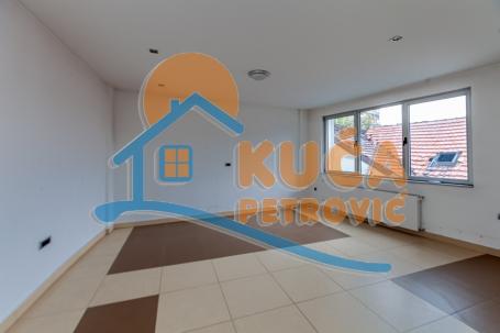 Izdaje se poslovni prostor u strogom centru grada 45m2