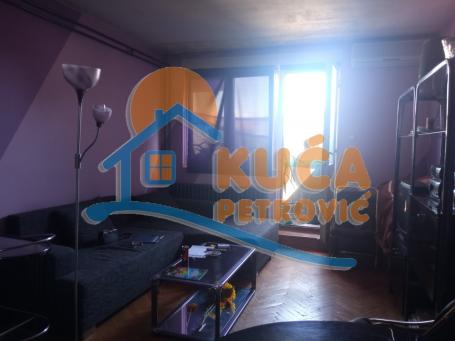 Izdaje se troiposoban stan na Sinđelićevom trgu 77m2!