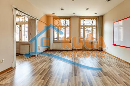 Prodaje se stambeno - poslovni prostor, 400m2, centar