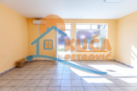 Poslovni  prostor -  ulični  lokal, centar  Novog  sela, 77 m2