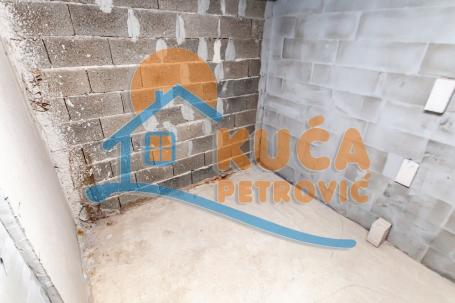 Višenamenski prostor u suterenu nove stambene zgrade , 86 m2, u blizini bulevarske pijace
