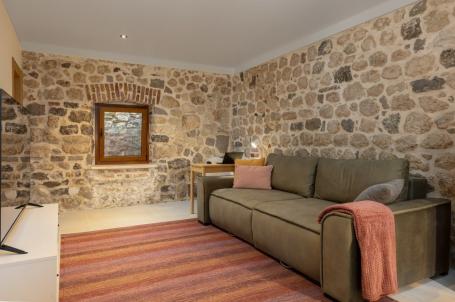 Izdavanje, Kuća, 170m2 , Kotor